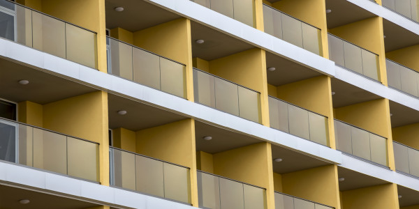 Puertas y Ventanas de Aluminio / PVC a medida en Lleida · Balconeras